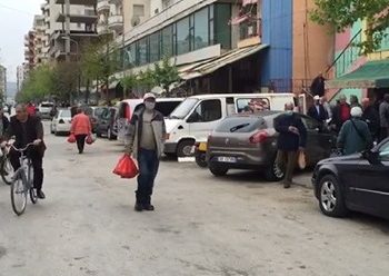 Fieri zgjohet i zhurmshëm, automjete të shumta në rrugë dhe tregje të mbushura plot