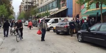 Fieri zgjohet i zhurmshëm, automjete të shumta në rrugë dhe tregje të mbushura plot