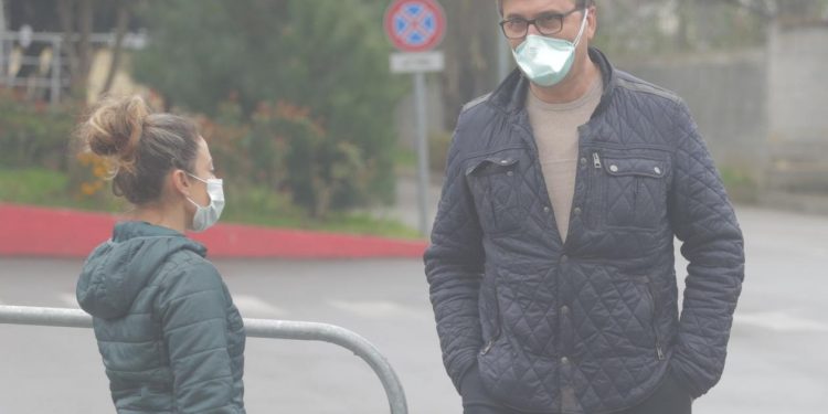 Mjeku Skënder Brataj “i shkruan” koronavirusit: Kërkove me çdo kusht trupin tim, por humbe