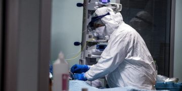 “Po na sjell koronavirusin”! Letra që gjeti infermierja në kutinë e saj postare e pabesueshme