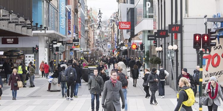 “Sfidoi” koronavirusin me eufori: Tani Suedia përgatitet për më të keqen