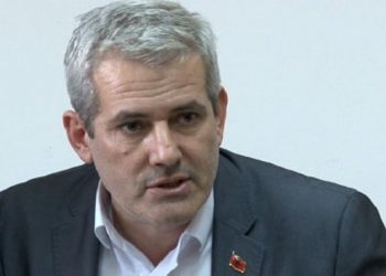 Kosova në një situatë të rrezikshme! Zëvëndsi i Ministrit të Brëndshëm të shkarkuar, pa mandat bën ministrin e VV dhe kërcënon Thaçin e Pacollin: Kujt i morët leje për të kaluar kufirin?!