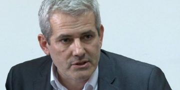 Kosova në një situatë të rrezikshme! Zëvëndsi i Ministrit të Brëndshëm të shkarkuar, pa mandat bën ministrin e VV dhe kërcënon Thaçin e Pacollin: Kujt i morët leje për të kaluar kufirin?!