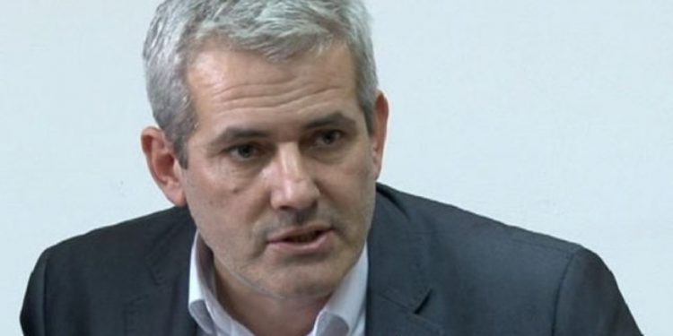 Kosova në një situatë të rrezikshme! Zëvëndsi i Ministrit të Brëndshëm të shkarkuar, pa mandat bën ministrin e VV dhe kërcënon Thaçin e Pacollin: Kujt i morët leje për të kaluar kufirin?!