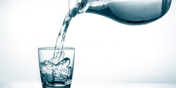 KËSHILLAT: Pse nuk duhet të harroni të pini ujë në këtë kohë karantine