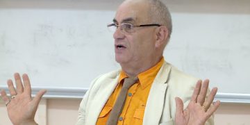 Mijëra arkivolë me viktima nga koronavirusi! I sëmuri Artan Fuga po kënaqet… “që bota mendjemadhe, tyryfyle, prepotente, idiote ra në gjunjë”!