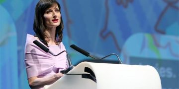 Teatri Kombëtar/ Komisionerja e KE-së, Mariya Gabriel iu bën apel institucioneve shqiptare