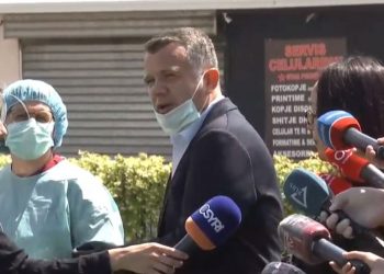 Balla përplaset keq me gazetaren: Ju lutem ruani distancën! Gazetarja: “E kam kaluar COVID-19 që në janar”