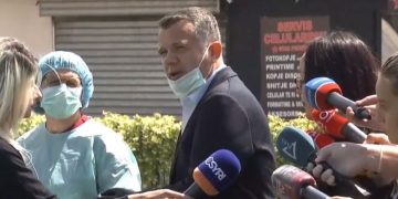 Balla përplaset keq me gazetaren: Ju lutem ruani distancën! Gazetarja: “E kam kaluar COVID-19 që në janar”