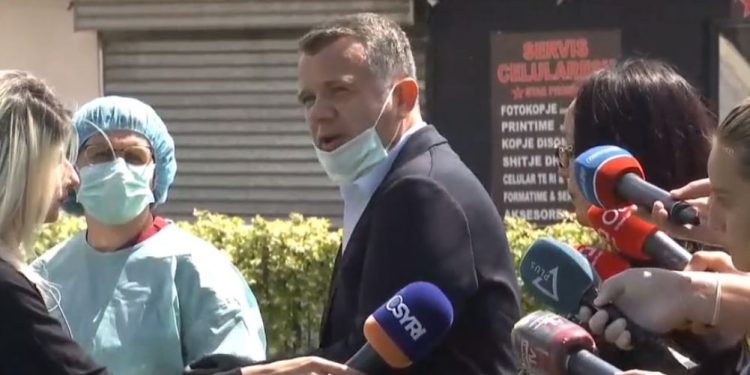 Balla përplaset keq me gazetaren: Ju lutem ruani distancën! Gazetarja: “E kam kaluar COVID-19 që në janar”