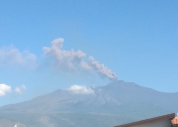 Etna nis aktivitetin shpërthyes, reja vullkanik arrin 4500 metra lartësi
