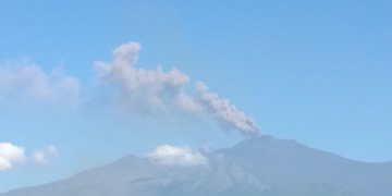 Etna nis aktivitetin shpërthyes, reja vullkanik arrin 4500 metra lartësi