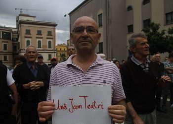 TEATRI: Për Robert Budinën që s’është Robert Ndrenika: Ç’nuk shkon te krerët e anti-prishjes