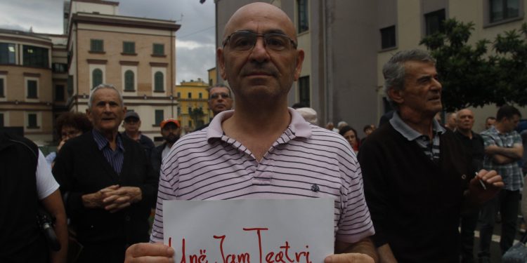 TEATRI: Për Robert Budinën që s’është Robert Ndrenika: Ç’nuk shkon te krerët e anti-prishjes