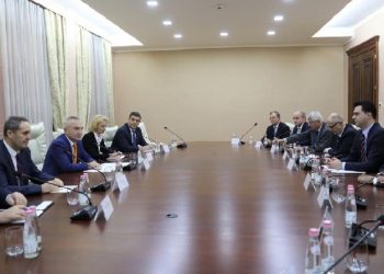 Presidenti në ikje dhe opozita e rrugës “grusht bashkuar”! I japin besën njëri tjetrit dhe s’thonë asgjë: Ja deklarata pas takimit!