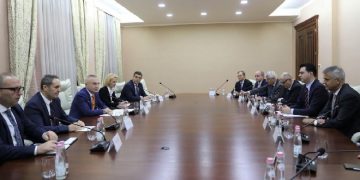 Presidenti në ikje dhe opozita e rrugës “grusht bashkuar”! I japin besën njëri tjetrit dhe s’thonë asgjë: Ja deklarata pas takimit!