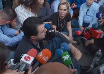 Çfarë mashtruesish! U betuan se nuk do shembej teatri, sot tallen me artistët: Betohen se… nuk do e lejojnë  të ndërtohet!