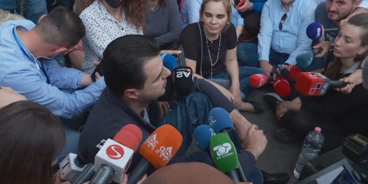 Çfarë mashtruesish! U betuan se nuk do shembej teatri, sot tallen me artistët: Betohen se… nuk do e lejojnë të ndërtohet!