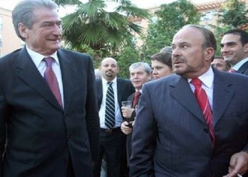 Izet Haxhia: Dhuna e 26 majit ’96 dhe takimi i Saliut në spitalin e Stambollit, ku “armiku i tij” Fatosi, hiqte rrudhat e moshës