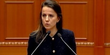 Deputeti sqaron arsyen e shkarkimit te Rudina Hajdarit pasi firmosi zëvendësimin e saj me Myslim Murrizin