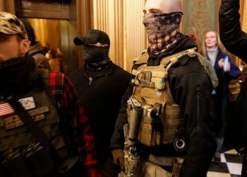 Protestuesit e armatosur futen brenda parlamentit në Miçigan, ligjvënësit votojnë kundër gjendjes së emergjencës