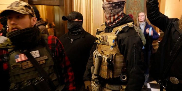 Protestuesit e armatosur futen brenda parlamentit në Miçigan, ligjvënësit votojnë kundër gjendjes së emergjencës