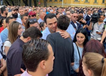 Kuksjanët e PD-së “lotët çurg” për Teatrin! Lehsi Liçaj i mallëngjen me qentë: S’ka lindur ai bir qeni që t’na mposhtë!