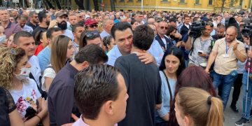 Kuksjanët e PD-së “lotët çurg” për Teatrin! Lehsi Liçaj i mallëngjen me qentë: S’ka lindur ai bir qeni që t’na mposhtë!