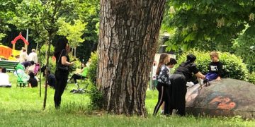 E diela e prindërve dhe fëmijëve: Linda Rama me Zahon shijojnë parkun bashkë me qytetarët e tjerë