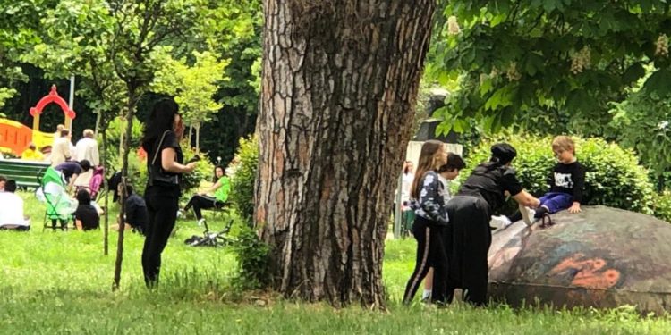 E diela e prindërve dhe fëmijëve: Linda Rama me Zahon shijojnë parkun bashkë me qytetarët e tjerë