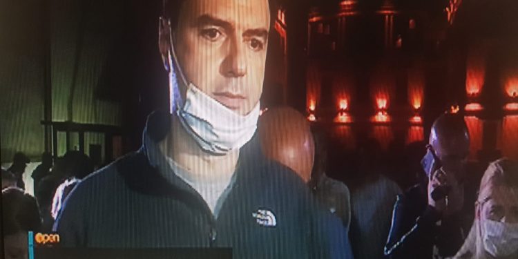 Basha nga teatri u “qahet” lularëve: Për sa kohë të jetë ky njeri në krye të punëve, batërdia do të vazhdojë