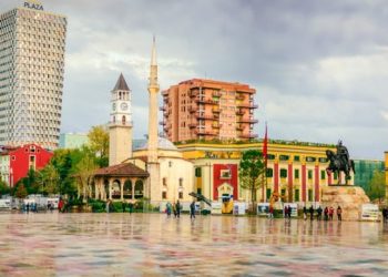 Lehtësira për bizneset në Tiranë, falet për 2 muaj taksa e hapësirës publike