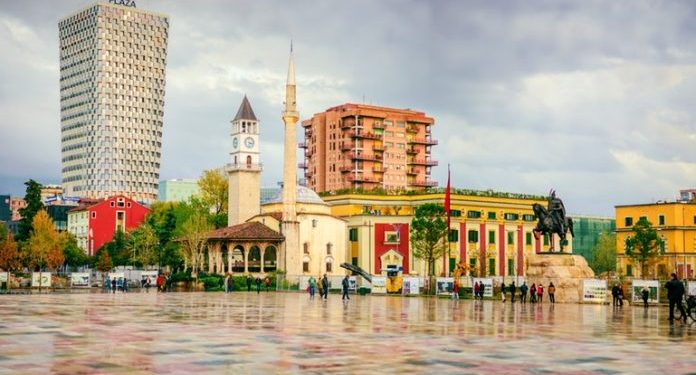 Lehtësira për bizneset në Tiranë, falet për 2 muaj taksa e hapësirës publike