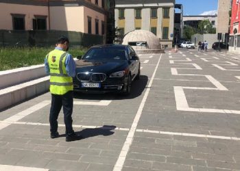 Flamur Noka “parkon” makinën luksoze në pedonale për inat të policisë me 10 mijë lek ora!