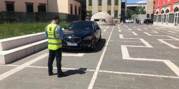 Flamur Noka “parkon” makinën luksoze në pedonale për inat të policisë me 10 mijë lek ora!