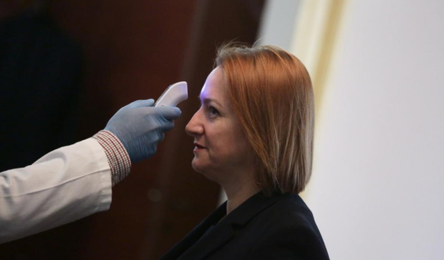 Politikanët të pakujdesshëm, në Parlament pa maska e dorashka por mjekët marrin vendimin e prerë dhe nuk i lejojnë të futen në sallë… Ja çfarë nuk u pa