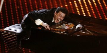 “Ju lutem mos më kërkoni që të luaj më, gishtat nuk më përgjigjen “! Ndahet nga jeta në moshën 48 vjeçare artisti i madh italian