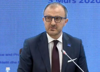 “Kemi ndjekur me shqetësim zhvillimet”, ambasada e BE del me mesazhin e fortë pas shembjes së Teatrit: Na vjen keq që institucionet nuk…