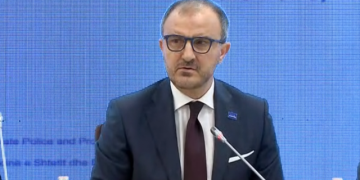 “Kemi ndjekur me shqetësim zhvillimet”, ambasada e BE del me mesazhin e fortë pas shembjes së Teatrit: Na vjen keq që institucionet nuk…