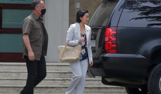 Nuk u vu re nga askush: Ja mesazhi i koduar që “fshihej” në çantën e ambasadores Yuri Kim në takimin me Ramën në Kryeministri