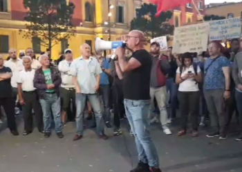 “Budina i dytë” para 200 petritave të partisë kërcënon dhe fyen Ramën: “Do t’i sjellim njerëzit para kryeministrise zoti rrugaç”!