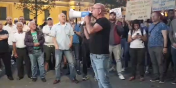 “Budina i dytë” para 200 petritave të partisë kërcënon dhe fyen Ramën: “Do t’i sjellim njerëzit para kryeministrise zoti rrugaç”!