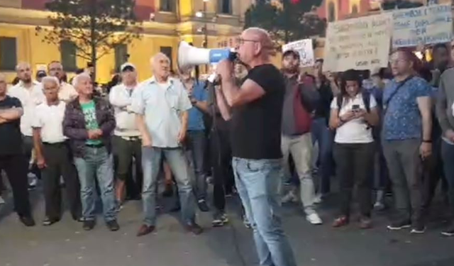 “Budina i dytë” para 200 petritave të partisë kërcënon dhe fyen Ramën: “Do t’i sjellim njerëzit para kryeministrise zoti rrugaç”!