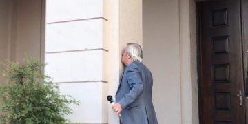 Dikush duhet ta sqaroi Zefin! Ju bashkua kauzës për Teatrin, Zef Deda “futet në rol” duke harruar se kush e ka rindërtuar Teatrin Migjeni