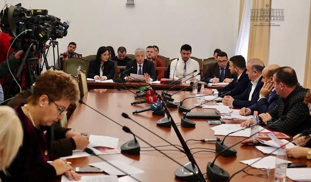 Kryeprokurori përplaset me ministrin e Brendshëm: Ndizen debatet për kryerjen e përgjimeve nga policia, deputetët socialistë kërkojnë rishikimin e draftit