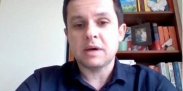 “Një infermiere e papërgjegjshme infektoi shumë persona”, epidemiologu i njohur zbulon çfarë po ndodh me përhapjen e COVID-19 në Shqipëri