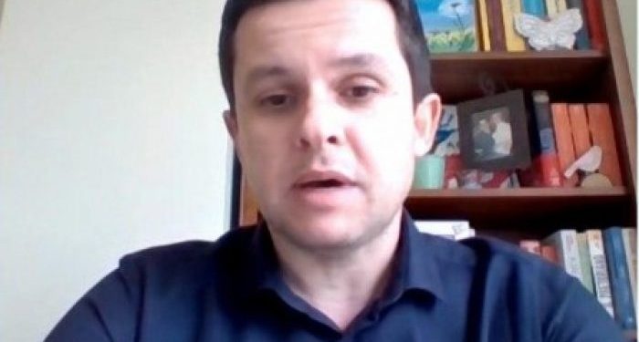 “Një infermiere e papërgjegjshme infektoi shumë persona”, epidemiologu i njohur zbulon çfarë po ndodh me përhapjen e COVID-19 në Shqipëri