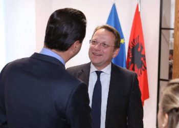 Komisioneri i BE për Zgjerimin: Nuk ka nevojë t’i tregojmë Shqipërisë së çfarë teatresh të ndërtojë!