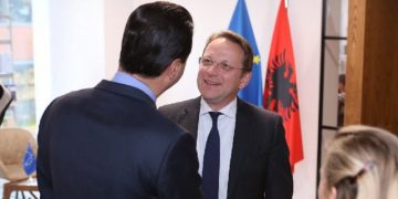 Komisioneri i BE për Zgjerimin: Nuk ka nevojë t’i tregojmë Shqipërisë së çfarë teatresh të ndërtojë!