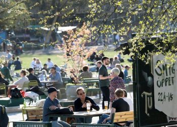 Suedia mbi të tjerët për menaxhimin me situatën e koronavirusit! Arsyet: Kultura e bindjes qytetare pa udhëra dhe izolim për distancimin fizik